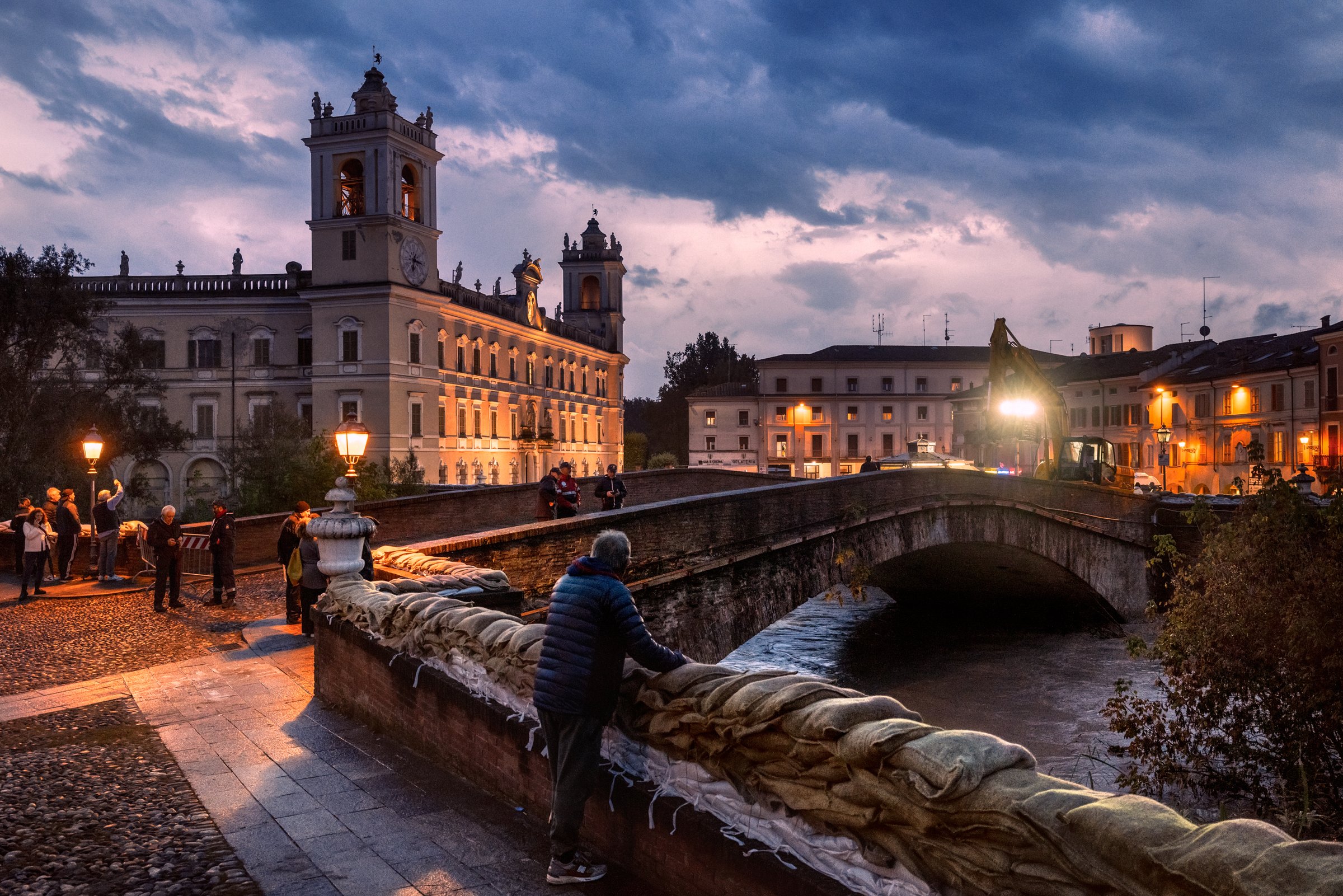 photograph by Marco Gualazzini — image 18 of 72