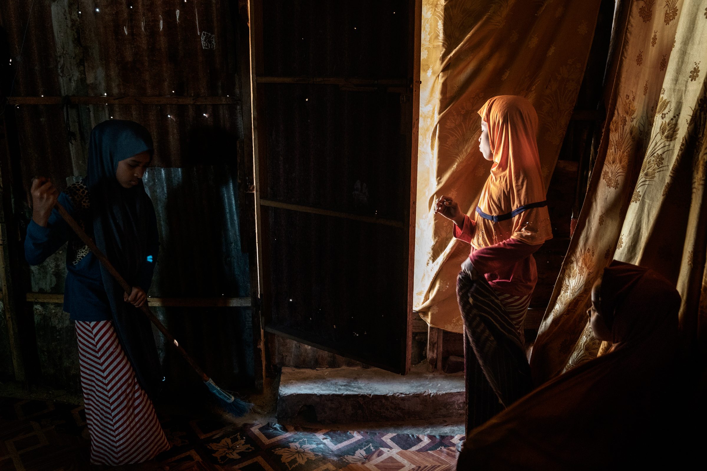 The girls of Mogadishu are heading back to the beach — Somalia — 2017 — photograph by Marco Gualazzini — image 11 of 30