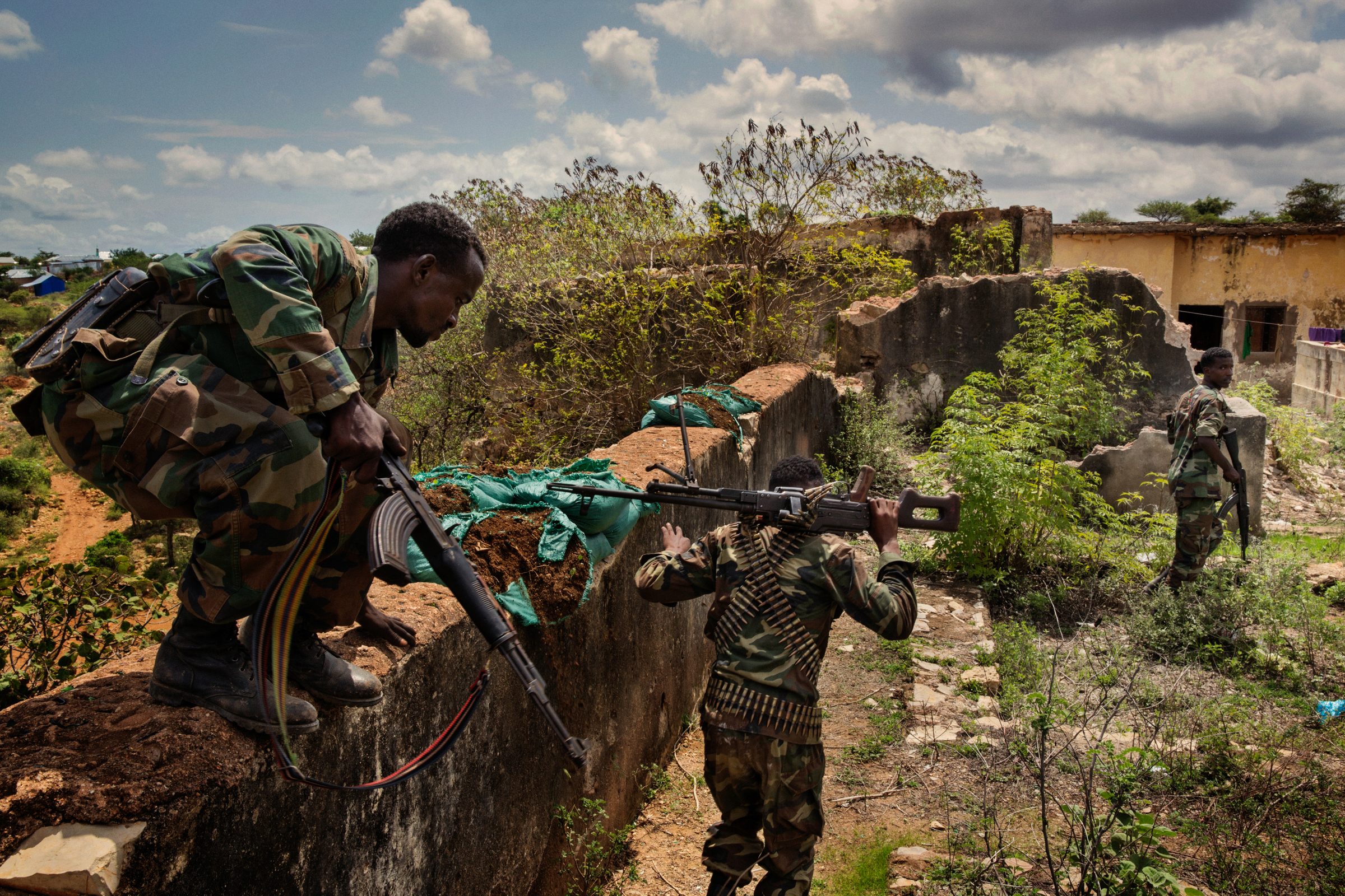 The girls of Mogadishu are heading back to the beach — Somalia — 2017 — photograph by Marco Gualazzini — image 15 of 30