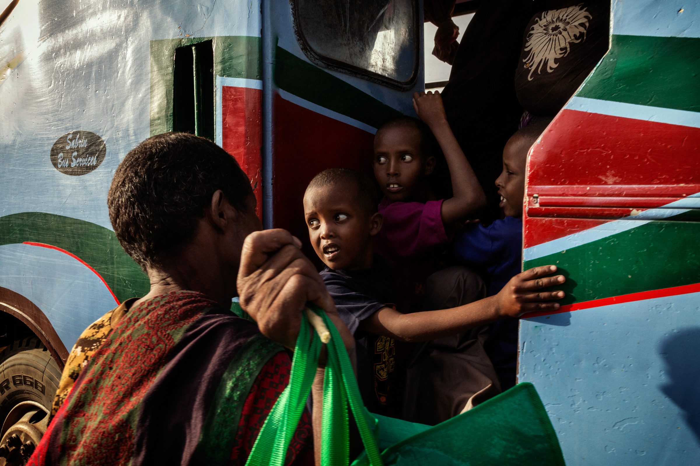 The girls of Mogadishu are heading back to the beach — Somalia — 2017 — photograph by Marco Gualazzini — image 16 of 30