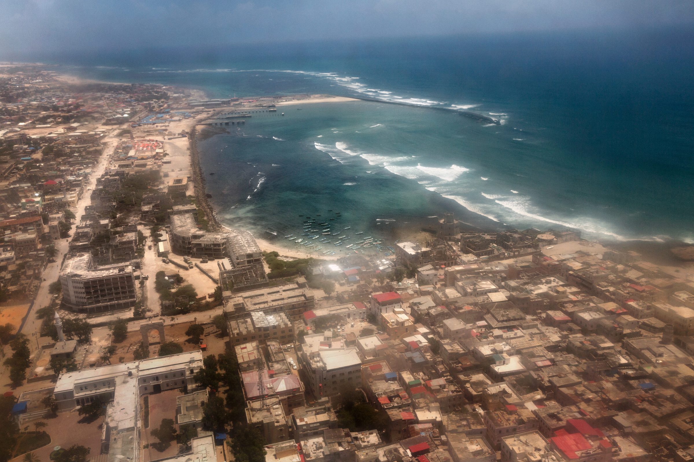 The girls of Mogadishu are heading back to the beach — Somalia — 2017 — photograph by Marco Gualazzini — image 18 of 30